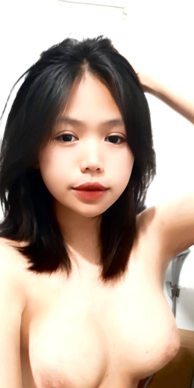 Cậu nhân viên đến nhà chị quản lý tắm nhờ… rồi bị chị nhìn trộm